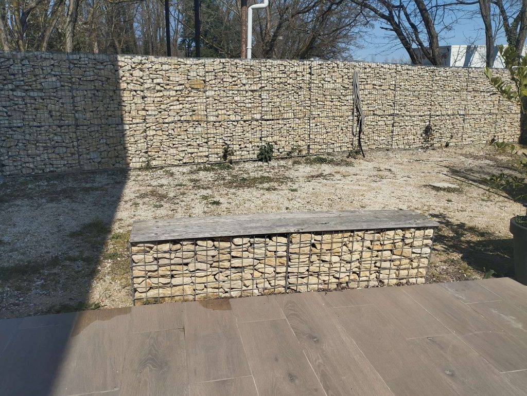 Mur de clôture en gabions électrosoudés avec banc en gabions pour aménagement paysager