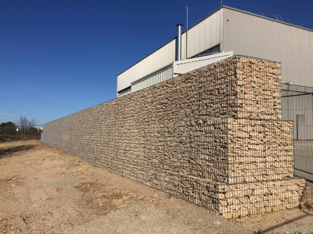 Mur de soutènement en gabions électrosoudés rempli de pierre naturelle.