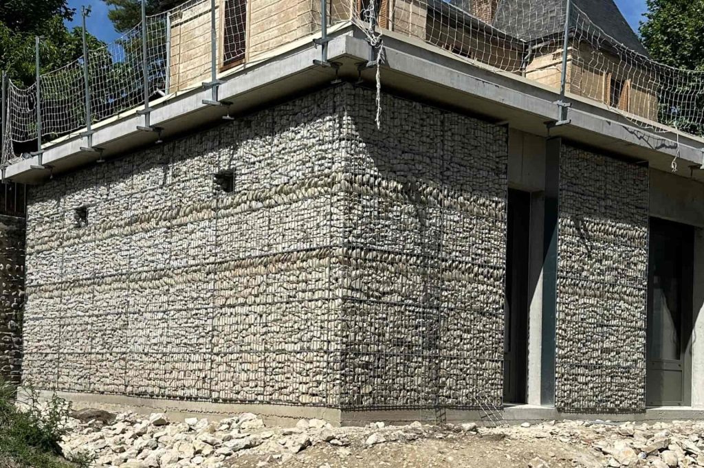 Habillage architectural en gabions électrosoudés sur bâtiment