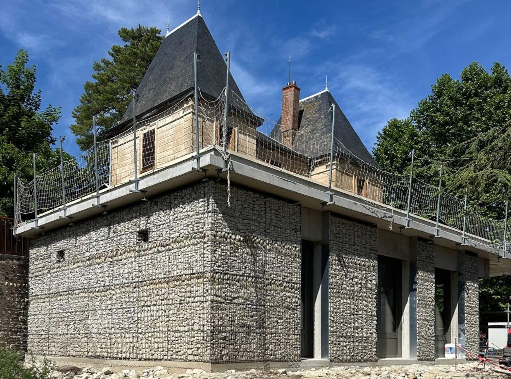 Habillage de façade en gabions électrosoudés réalisé par Natura Gabions sur un bâtiment public